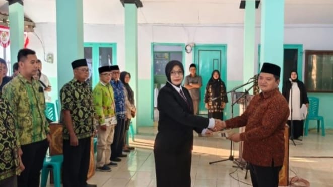 Ket foto:
Sumiyati resmi dilantik sebagai Penjabat (Pj) Kepala Desa Sukokerto, Kecamatan Pajarakan, Kabupaten Probolinggo, Jumat (21/8/2026). Usai dilantik, ia langsung menyiapkan pembentukan Tim HEBAT untuk memperkuat tata kelola pemerintahan dan pelayanan publik di Desa Sukokerto.