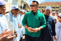 Bang Ali bersama para santri, di balik senyum dan kebersamaan tersimpan tekad menjadikan bisnis sebagai jalan ibadah dan berbagi untuk sesama.
