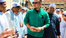 Bang Ali bersama para santri, di balik senyum dan kebersamaan tersimpan tekad menjadikan bisnis sebagai jalan ibadah dan berbagi untuk sesama.