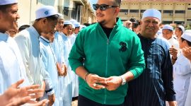 Bang Ali bersama para santri, di balik senyum dan kebersamaan tersimpan tekad menjadikan bisnis sebagai jalan ibadah dan berbagi untuk sesama.
