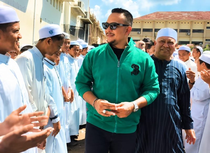 Bang Ali bersama para santri, di balik senyum dan kebersamaan tersimpan tekad menjadikan bisnis sebagai jalan ibadah dan berbagi untuk sesama.