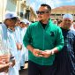 Bang Ali bersama para santri, di balik senyum dan kebersamaan tersimpan tekad menjadikan bisnis sebagai jalan ibadah dan berbagi untuk sesama.