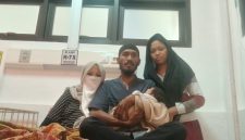 Ket Foto: Pasangan dhuafa Hulwatun Faridah bersama suaminya, Ahmad Junaidi, saat menjalani perawatan di RSUD Sumenep setelah melahirkan bayi laki-laki. Keduanya mengaku terharu dan menyampaikan terima kasih atas manfaat Program UHC Sumenep serta pelayanan yang diterima.
