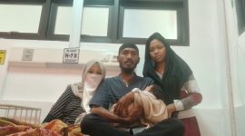 Ket Foto: Pasangan dhuafa Hulwatun Faridah bersama suaminya, Ahmad Junaidi, saat menjalani perawatan di RSUD Sumenep setelah melahirkan bayi laki-laki. Keduanya mengaku terharu dan menyampaikan terima kasih atas manfaat Program UHC Sumenep serta pelayanan yang diterima.