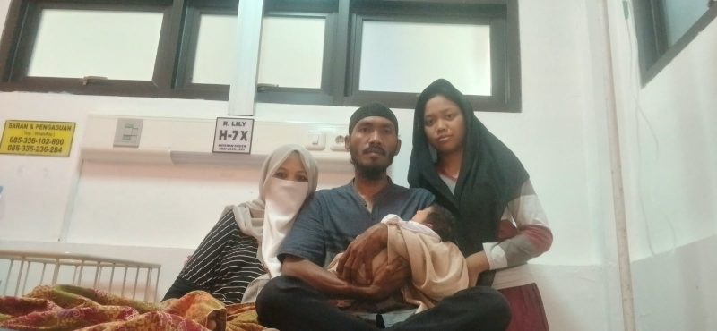 Ket Foto: Pasangan dhuafa Hulwatun Faridah bersama suaminya, Ahmad Junaidi, saat menjalani perawatan di RSUD Sumenep setelah melahirkan bayi laki-laki. Keduanya mengaku terharu dan menyampaikan terima kasih atas manfaat Program UHC Sumenep serta pelayanan yang diterima.