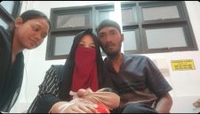 Ket Foto: Hulwatun Faridah bersama suaminya, Ahmad Junaidi, dan putri sulungnya saat berada di RSUD dr. H. Moh. Anwar Sumenep usai melahirkan bayi laki-laki. Pasangan dhuafa asal Panaongan, Pasongsongan, tersebut mengaku sangat terbantu Program UHC Sumenep di bawah kepemimpinan Bupati Achmad Fauzi Wongsojudo.