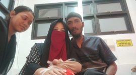 Ket Foto: Hulwatun Faridah bersama suaminya, Ahmad Junaidi, dan putri sulungnya saat berada di RSUD dr. H. Moh. Anwar Sumenep usai melahirkan bayi laki-laki. Pasangan dhuafa asal Panaongan, Pasongsongan, tersebut mengaku sangat terbantu Program UHC Sumenep di bawah kepemimpinan Bupati Achmad Fauzi Wongsojudo.