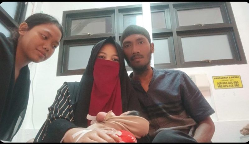 Ket Foto: Hulwatun Faridah bersama suaminya, Ahmad Junaidi, dan putri sulungnya saat berada di RSUD dr. H. Moh. Anwar Sumenep usai melahirkan bayi laki-laki. Pasangan dhuafa asal Panaongan, Pasongsongan, tersebut mengaku sangat terbantu Program UHC Sumenep di bawah kepemimpinan Bupati Achmad Fauzi Wongsojudo.