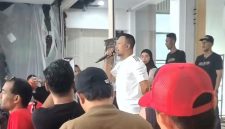 Keterangan foto: Founder BASHRA Bani Insan Peduli (BIP), Ali Zainal Abidin, saat memberikan sambutan dalam kegiatan JJS Toko Emas Central 88 Pamekasan.
