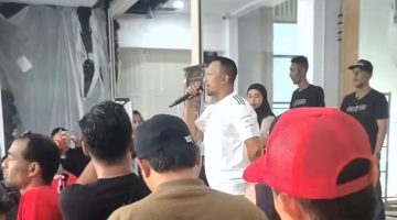 Keterangan foto: Founder BASHRA Bani Insan Peduli (BIP), Ali Zainal Abidin, saat memberikan sambutan dalam kegiatan JJS Toko Emas Central 88 Pamekasan.