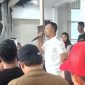 Keterangan foto: Founder BASHRA Bani Insan Peduli (BIP), Ali Zainal Abidin, saat memberikan sambutan dalam kegiatan JJS Toko Emas Central 88 Pamekasan.