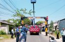 Ket Foto: Petugas Dinas Perhubungan (Dishub) Probolinggo memasang portal berukuran besar di Simpang Tiga Sinto sebagai upaya menjaga umur jalan dan mengendalikan kendaraan yang melintas.