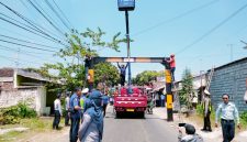 Ket Foto: Petugas Dinas Perhubungan (Dishub) Probolinggo memasang portal berukuran besar di Simpang Tiga Sinto sebagai upaya menjaga umur jalan dan mengendalikan kendaraan yang melintas.