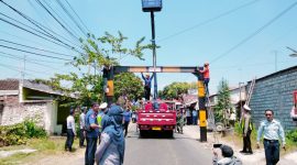 Ket Foto: Petugas Dinas Perhubungan (Dishub) Probolinggo memasang portal berukuran besar di Simpang Tiga Sinto sebagai upaya menjaga umur jalan dan mengendalikan kendaraan yang melintas.