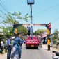 Ket Foto: Petugas Dinas Perhubungan (Dishub) Probolinggo memasang portal berukuran besar di Simpang Tiga Sinto sebagai upaya menjaga umur jalan dan mengendalikan kendaraan yang melintas.