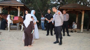 Kapolresta Sumenep Turun ke Pantai Lombang, Sapa Wisatawan dan Cek Kamtibmas