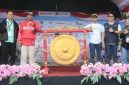 Ket Foto: Direktur CV Ayunda Permata Sejahtera, H. Bambang Budianto, usai memukul gong sebagai tanda dibukanya kegiatan Temu Teknologi dan Pasar Tani yang digelar CWS Penyuluh Pertanian Kabupaten Pamekasan. CV Ayunda Permata Sejahtera menjadi sponsor utama dalam kegiatan tersebut sebagai bentuk dukungan terhadap pengembangan sektor pertanian dan UMKM di Pamekasan.