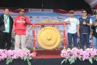 Ket Foto: Direktur CV Ayunda Permata Sejahtera, H. Bambang Budianto, usai memukul gong sebagai tanda dibukanya kegiatan Temu Teknologi dan Pasar Tani yang digelar CWS Penyuluh Pertanian Kabupaten Pamekasan. CV Ayunda Permata Sejahtera menjadi sponsor utama dalam kegiatan tersebut sebagai bentuk dukungan terhadap pengembangan sektor pertanian dan UMKM di Pamekasan.