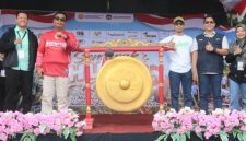 Ket Foto: Direktur CV Ayunda Permata Sejahtera, H. Bambang Budianto, usai memukul gong sebagai tanda dibukanya kegiatan Temu Teknologi dan Pasar Tani yang digelar CWS Penyuluh Pertanian Kabupaten Pamekasan. CV Ayunda Permata Sejahtera menjadi sponsor utama dalam kegiatan tersebut sebagai bentuk dukungan terhadap pengembangan sektor pertanian dan UMKM di Pamekasan.