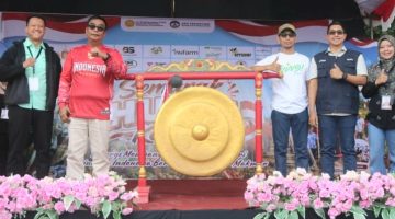 Ket Foto: Direktur CV Ayunda Permata Sejahtera, H. Bambang Budianto, usai memukul gong sebagai tanda dibukanya kegiatan Temu Teknologi dan Pasar Tani yang digelar CWS Penyuluh Pertanian Kabupaten Pamekasan. CV Ayunda Permata Sejahtera menjadi sponsor utama dalam kegiatan tersebut sebagai bentuk dukungan terhadap pengembangan sektor pertanian dan UMKM di Pamekasan.