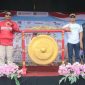 Ket Foto: Direktur CV Ayunda Permata Sejahtera, H. Bambang Budianto, usai memukul gong sebagai tanda dibukanya kegiatan Temu Teknologi dan Pasar Tani yang digelar CWS Penyuluh Pertanian Kabupaten Pamekasan. CV Ayunda Permata Sejahtera menjadi sponsor utama dalam kegiatan tersebut sebagai bentuk dukungan terhadap pengembangan sektor pertanian dan UMKM di Pamekasan.