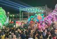 Ket foto: Ribuan warga memadati Lapangan GOR A. Yani Sumenep saat pembukaan Madura Night Vaganza 2026, Rabu malam (26/8/2026).