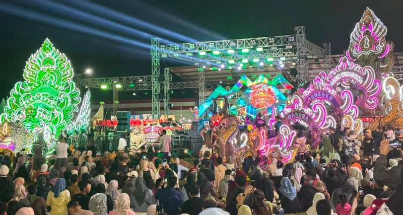 Ket foto: Ribuan warga memadati Lapangan GOR A. Yani Sumenep saat pembukaan Madura Night Vaganza 2026, Rabu malam (26/8/2026).