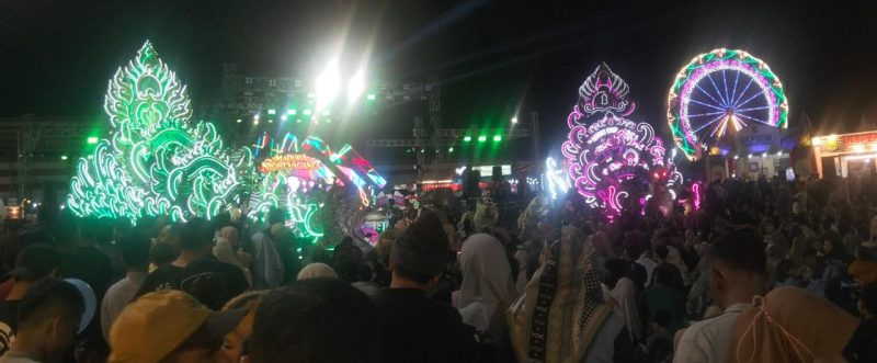 Ket Foto: Ribuan orang memadati Lapangan GOR A. Yani Sumenep saat pembukaan Madura Night Vaganza 2026, Rabu malam (26/8/2026). Kegiatan tersebut menjadi bagian dari rangkaian MCF #4 2026 sekaligus pembukaan Pameran Pembangunan Kabupaten Sumenep.