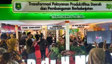 Ket Foto: Direktur RSUD dr. H. Moh. Anwar Sumenep dr. Erliyati, M.Kes, bersama jajaran saat mengikuti Pameran Pembangunan dalam rangka Madura Night Vaganza 2026 di GOR A. Yani Sumenep, Rabu (26/8/2026). Kehadiran RSUD Sumenep menjadi bagian dari upaya mendekatkan layanan kesehatan kepada masyarakat.