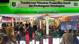 Ket Foto: Direktur RSUD dr. H. Moh. Anwar Sumenep dr. Erliyati, M.Kes, bersama jajaran saat mengikuti Pameran Pembangunan dalam rangka Madura Night Vaganza 2026 di GOR A. Yani Sumenep, Rabu (26/8/2026). Kehadiran RSUD Sumenep menjadi bagian dari upaya mendekatkan layanan kesehatan kepada masyarakat.