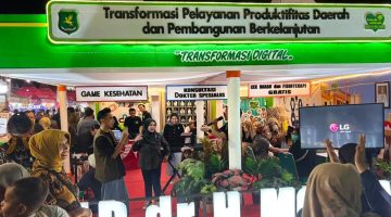 Ket Foto: Direktur RSUD dr. H. Moh. Anwar Sumenep dr. Erliyati, M.Kes, bersama jajaran saat mengikuti Pameran Pembangunan dalam rangka Madura Night Vaganza 2026 di GOR A. Yani Sumenep, Rabu (26/8/2026). Kehadiran RSUD Sumenep menjadi bagian dari upaya mendekatkan layanan kesehatan kepada masyarakat.
