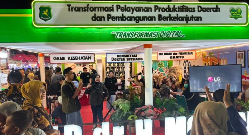 Ket Foto: Direktur RSUD dr. H. Moh. Anwar Sumenep dr. Erliyati, M.Kes, bersama jajaran saat mengikuti Pameran Pembangunan dalam rangka Madura Night Vaganza 2026 di GOR A. Yani Sumenep, Rabu (26/8/2026). Kehadiran RSUD Sumenep menjadi bagian dari upaya mendekatkan layanan kesehatan kepada masyarakat.