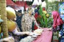 Ket Foto: Sekda Sumenep Agus Dwi Saputra saat menyambangi salah satu stan Pameran Pembangunan dalam rangkaian Madura Night Vaganza 2026 di GOR A. Yani Pangligur, Rabu (26/8/2026).