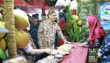 Ket Foto: Sekda Sumenep Agus Dwi Saputra saat menyambangi salah satu stan Pameran Pembangunan dalam rangkaian Madura Night Vaganza 2026 di GOR A. Yani Pangligur, Rabu (26/8/2026).