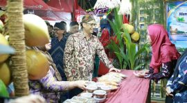 Ket Foto: Sekda Sumenep Agus Dwi Saputra saat menyambangi salah satu stan Pameran Pembangunan dalam rangkaian Madura Night Vaganza 2026 di GOR A. Yani Pangligur, Rabu (26/8/2026).