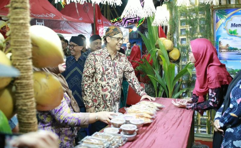 Ket Foto: Sekda Sumenep Agus Dwi Saputra saat menyambangi salah satu stan Pameran Pembangunan dalam rangkaian Madura Night Vaganza 2026 di GOR A. Yani Pangligur, Rabu (26/8/2026).