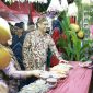 Ket Foto: Sekda Sumenep Agus Dwi Saputra saat menyambangi salah satu stan Pameran Pembangunan dalam rangkaian Madura Night Vaganza 2026 di GOR A. Yani Pangligur, Rabu (26/8/2026).