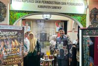 Ket Foto: Kepala Diskoperindag Sumenep Moh. Ramli bersama jajaran saat berada di stan Pameran Pembangunan Madura Night Vaganza (MNV) 2026 yang menampilkan beragam produk lokal, UMKM, dan industri kreatif Sumenep di GOR A. Yani Pangligur, Rabu (26/8/2026).