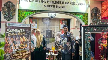 Ket Foto: Kepala Diskoperindag Sumenep Moh. Ramli bersama jajaran saat berada di stan Pameran Pembangunan Madura Night Vaganza (MNV) 2026 yang menampilkan beragam produk lokal, UMKM, dan industri kreatif Sumenep di GOR A. Yani Pangligur, Rabu (26/8/2026).