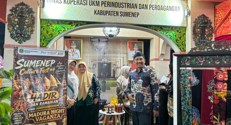 Ket Foto: Kepala Diskoperindag Sumenep Moh. Ramli bersama jajaran saat berada di stan Pameran Pembangunan Madura Night Vaganza (MNV) 2026 yang menampilkan beragam produk lokal, UMKM, dan industri kreatif Sumenep di GOR A. Yani Pangligur, Rabu (26/8/2026).