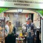 Ket Foto: Kepala Diskoperindag Sumenep Moh. Ramli bersama jajaran saat berada di stan Pameran Pembangunan Madura Night Vaganza (MNV) 2026 yang menampilkan beragam produk lokal, UMKM, dan industri kreatif Sumenep di GOR A. Yani Pangligur, Rabu (26/8/2026).