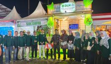 Ket Foto: Kepala DLH Sumenep Anwar Syahroni Yusuf bersama jajaran saat sesi foto di depan stan DLH pada Pameran Pembangunan Madura Night Vaganza (MNV) 2026 di GOR A. Yani Pangligur, Sumenep.