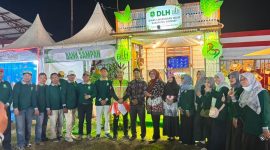 Ket Foto: Kepala DLH Sumenep Anwar Syahroni Yusuf bersama jajaran saat sesi foto di depan stan DLH pada Pameran Pembangunan Madura Night Vaganza (MNV) 2026 di GOR A. Yani Pangligur, Sumenep.