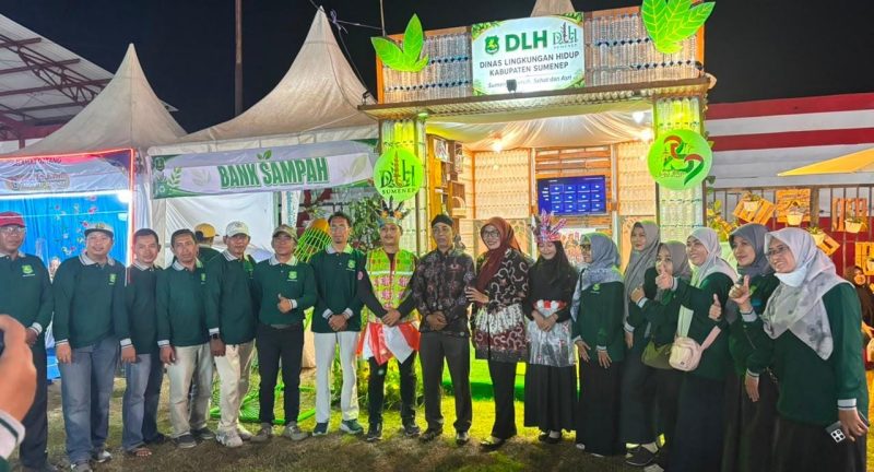 Ket Foto: Kepala DLH Sumenep Anwar Syahroni Yusuf bersama jajaran saat sesi foto di depan stan DLH pada Pameran Pembangunan Madura Night Vaganza (MNV) 2026 di GOR A. Yani Pangligur, Sumenep.