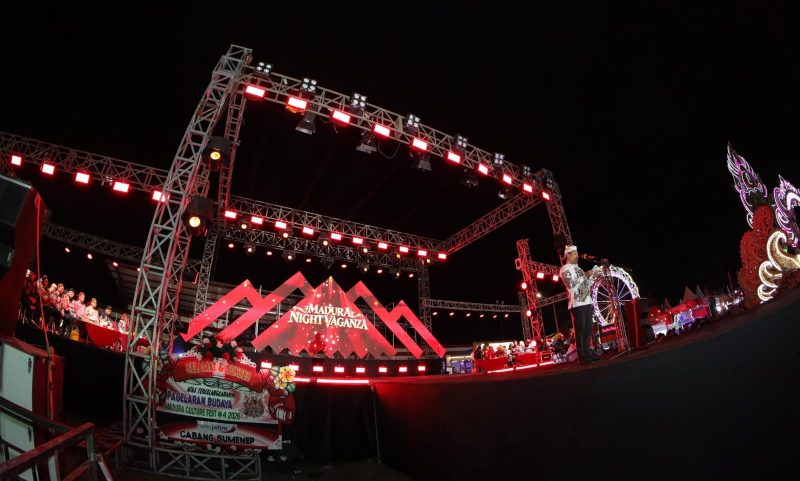 Ket Foto: Kepala Disbudporapar Sumenep Faruq Hanafi saat memberikan sambutan dalam pembukaan Madura Night Vaganza (MNV) 2026 di GOR A. Yani Pangligur, Sumenep, Rabu (26/8/2026).