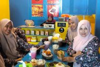 Ket Foto: Pengunjung bersama teman-temannya menikmati suasana Balakosa Cafe dan Game Lounge di Jalan Payudan Tengah, Pabian, Sumenep, Kamis (27/8/2026).