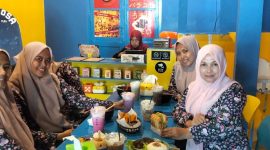 Ket Foto: Pengunjung bersama teman-temannya menikmati suasana Balakosa Cafe dan Game Lounge di Jalan Payudan Tengah, Pabian, Sumenep, Kamis (27/8/2026).