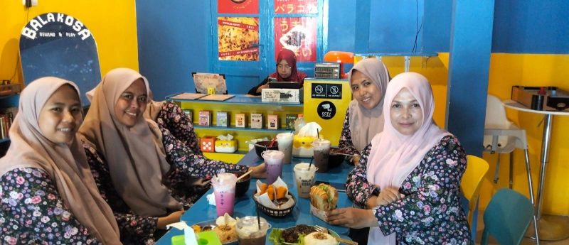 Ket Foto: Pengunjung bersama teman-temannya menikmati suasana Balakosa Cafe dan Game Lounge di Jalan Payudan Tengah, Pabian, Sumenep, Kamis (27/8/2026).