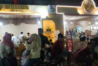 Ket foto: Arinna Resto dan Arinna Bakery turut mengambil bagian dalam malam pembukaan Madura Night Vaganza 2026 di Lapangan GOR A. Yani Sumenep, Rabu (26/8/2026). Dua stan tersebut tampak ramai didatangi pengunjung.