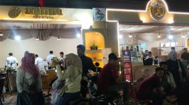 Ket foto: Arinna Resto dan Arinna Bakery turut mengambil bagian dalam malam pembukaan Madura Night Vaganza 2026 di Lapangan GOR A. Yani Sumenep, Rabu (26/8/2026). Dua stan tersebut tampak ramai didatangi pengunjung.